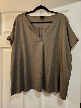 bobeau Olive Green Relaxed V-Neck Short Sleeve Blouse
